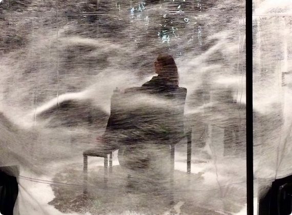 oeuvre NEMO OBSERVATORIUM de Lawrence Malsta à l'exposition Capture #2 au pavillon - cylindre, ventilateurs et particules de polystyrène.