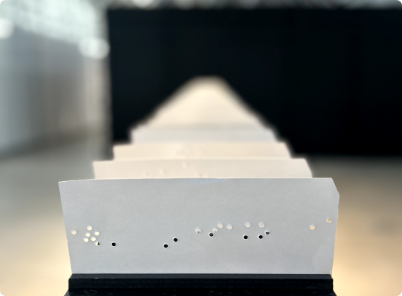 installation de l'oeuvre POINT DE FUITE de Marc Buchy à l'exposition Capture #2 au pavillon - fiches bristol perforées sur structure en métal.